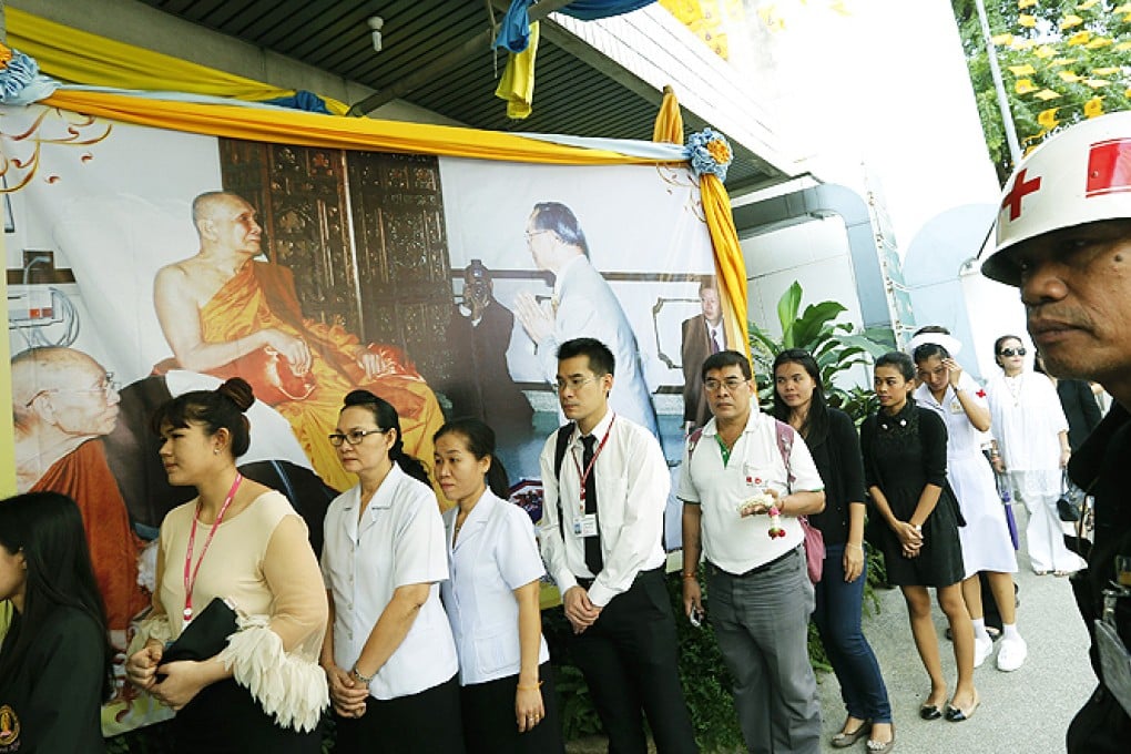 Thai people line up to pay their respects to Somdet Phra Nyanasamvara Somdet Phra Sangharaja, the Thai Supreme Patriarch who was the head of the Thai Buddhist monks. Photo: EPA
