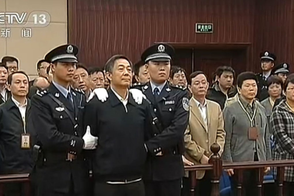 A screen grab from CCTV news footage shows Bo Xilai flanked by burly guards during his unsuccessful appeal hearing in Jinan. Photo: AFP