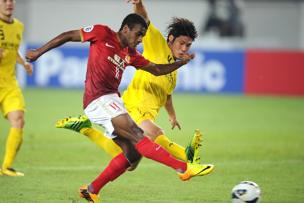 Muriqui (front) of Guangzhou Evergrande shoots during the AFC Champions League semi-final against Kashiwa Reysol in Guangzhou. Photo: Xinhua