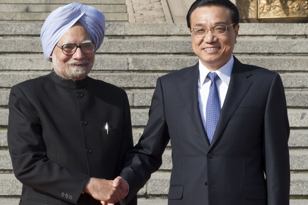 Chinese Premier Li Keqiang (right) shakes hands with his Indian counterpart Manmohan Singh. Photo: Xinhua