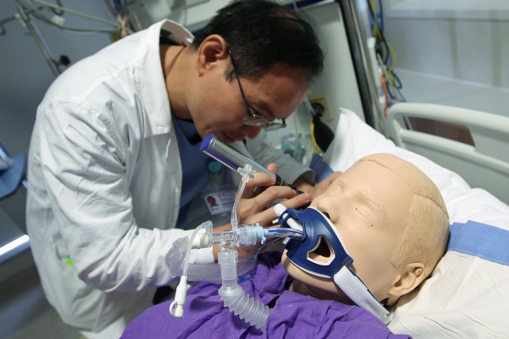 Dr Chan Wai-ming demonstrates the series of tests a doctor carries out to determine whether a person is brain dead. Photo: Jonathan Wong