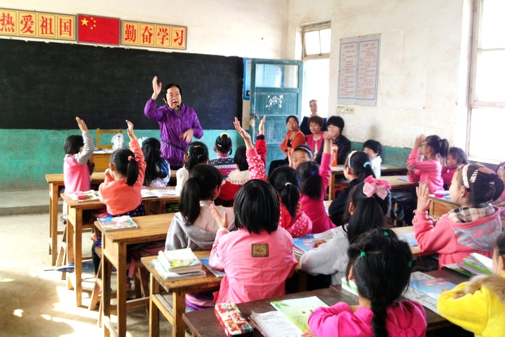 Wang Ling, of the Maple Women's Psychological Counselling Centre, addresses a class. Photo: Wu Nan