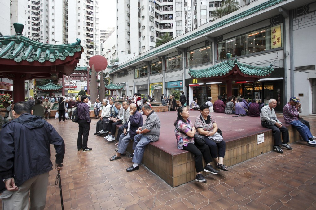 The elderly rest at the open area in Aberdeen. Photo: Paul Yeung