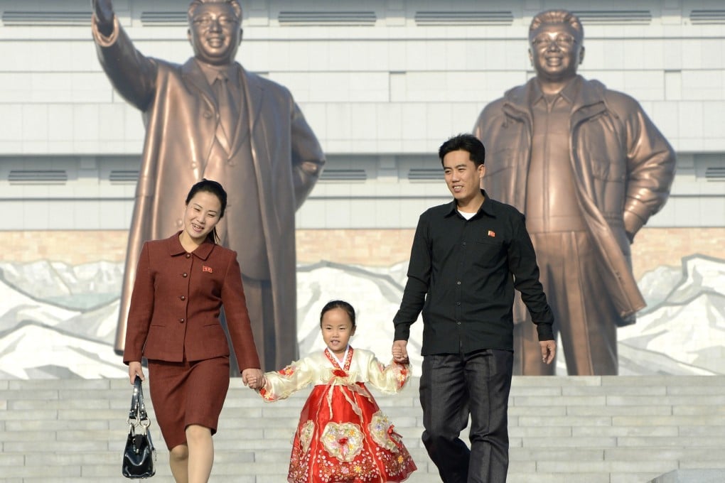 A North Korean family visits the statues of late leaders, Kim Il-sung (left) and Kim Jong-il, in Pyongyang. Photo: AP