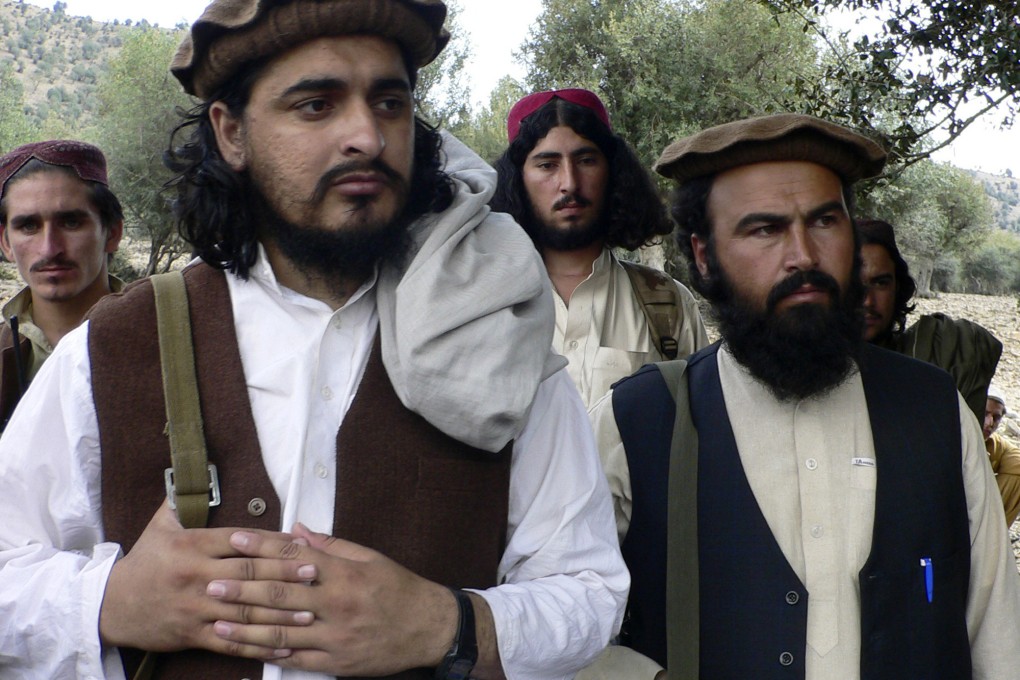 Pakistani Taliban chief Hakimullah Mehsud, left, is seen with his comrade Waliur Rehman during his meeting with media in a Pakistani tribal area along the Afghanistan border. Photo: AP