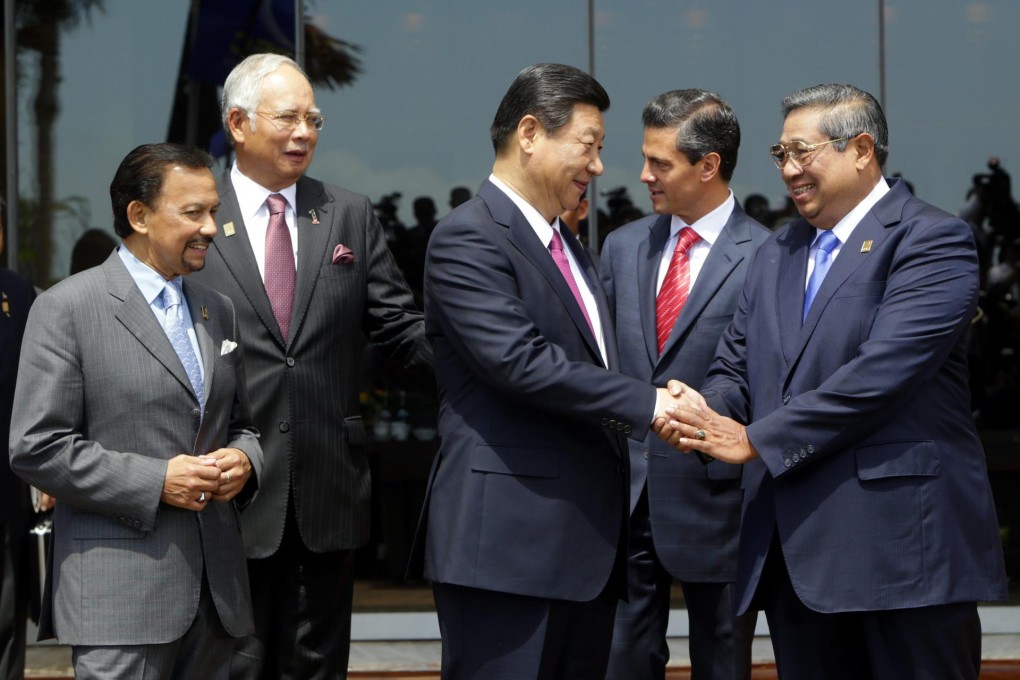 President Xi Jinping greats Indonesian President Susilo Bambang Yudhoyono and other leaders at the Apec summit in Bali. Photo: EPA