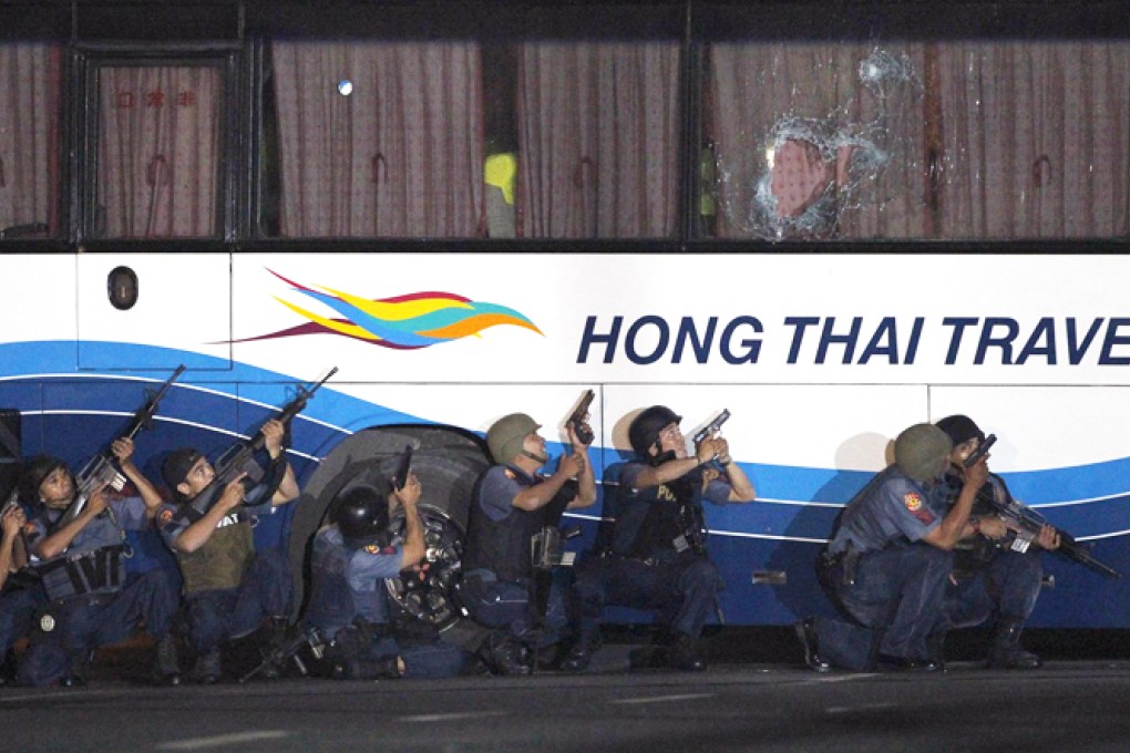 Philippine police at the ready after Hongkongers were taken hostage on their tour bus in Manila in August 2010. Photo: Reuters