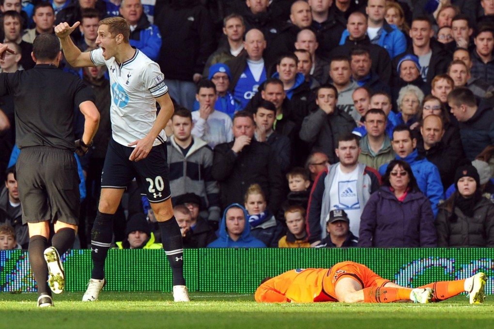Referee Kevin Friend and Tottenham defender Michael Dawson summon help for Hugo Lloris after his collision with Romelu Lukaku. Photo: AFP