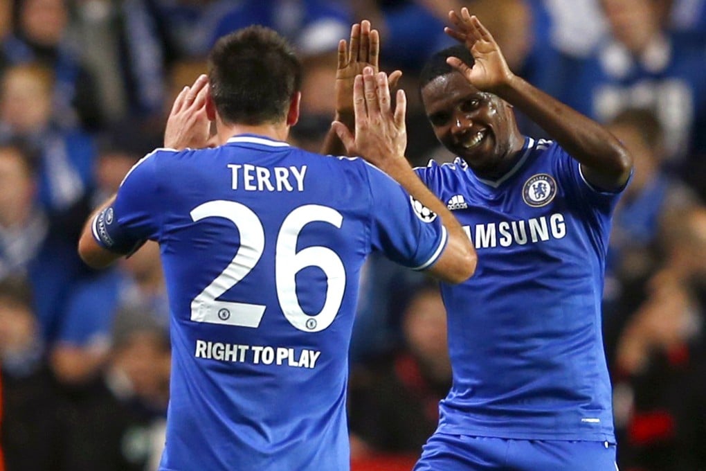 Samuel Eto'o celebrates with John Terry. Photo: EPA
