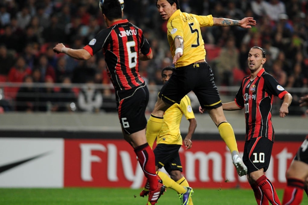 Zhang Linpeng (centre) of Guangzhou Evergrande in the heat of battle against FC Seoul in the first leg of the AFC Champions League final in Seoul. Photo: Xinhua
