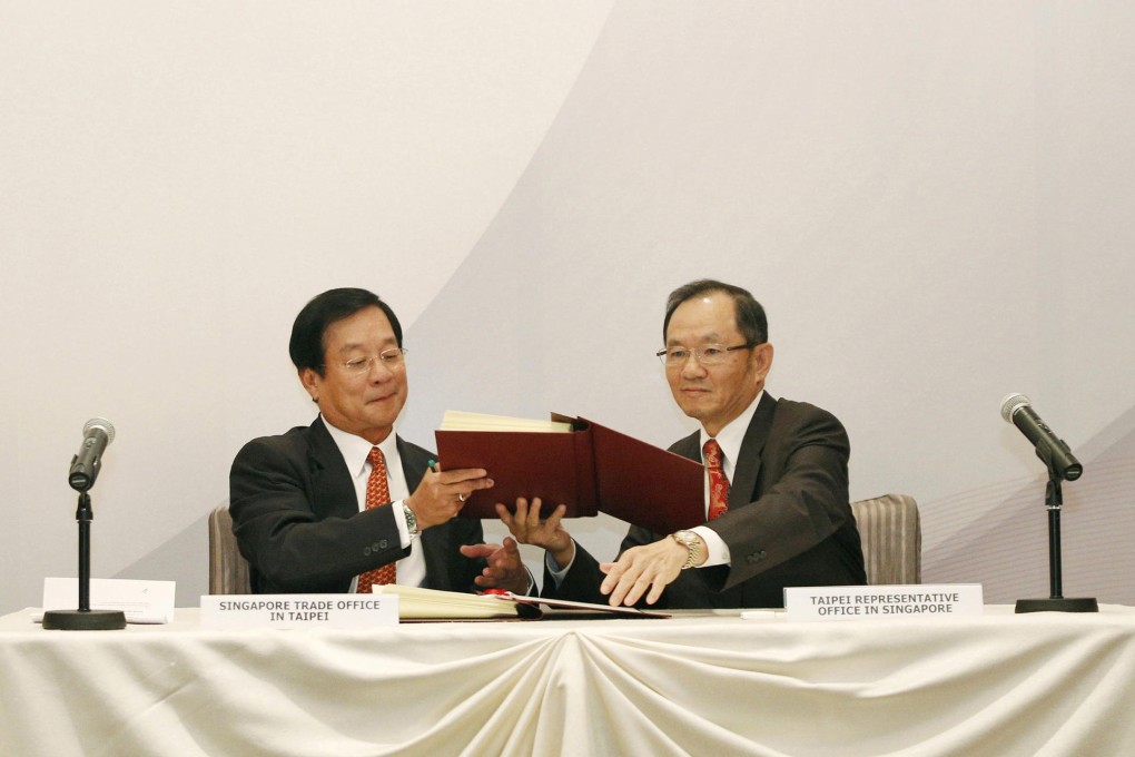 Calvin Eu Mun Hoo (left) of Singapore and Taiwan's Hsieh Fa-dah, exchange trade agreements. Photo: AP