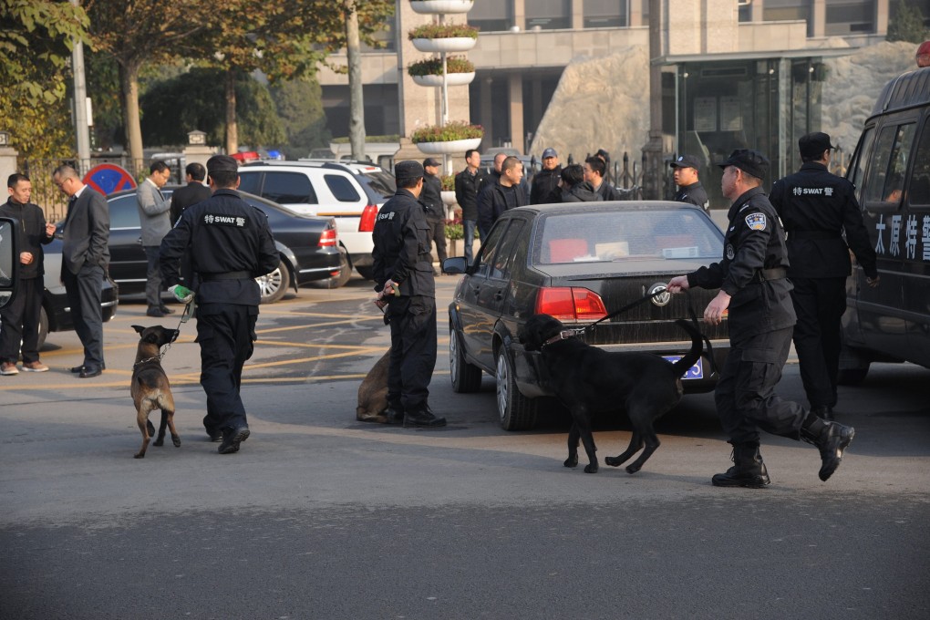 Investigators work at the site of an explosion outside the provincial Communist Party headquarters in Taiyuan, Shanxi province on November 6, 2013. Photo: EPA