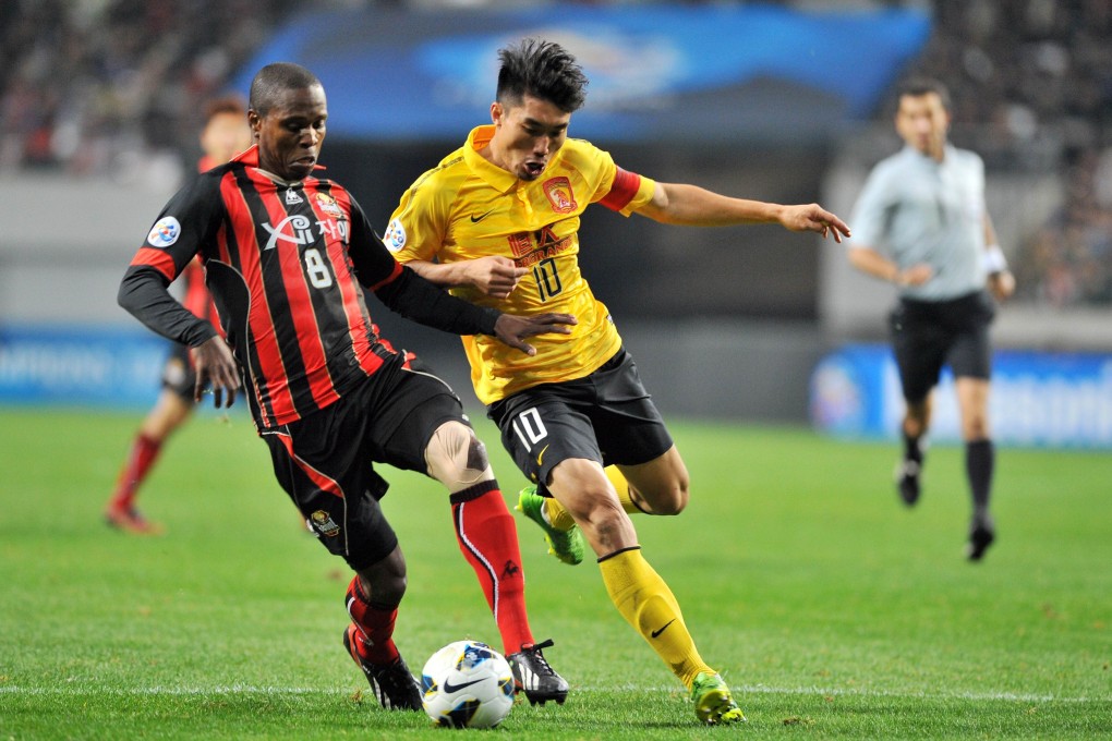 Guangzhou Evergrande's Zheng Zhi vies for the ball with South Korea's FC Seoul defender Adilson Dos Santos during the first leg of the AFC Champions League final. Photo: AFP