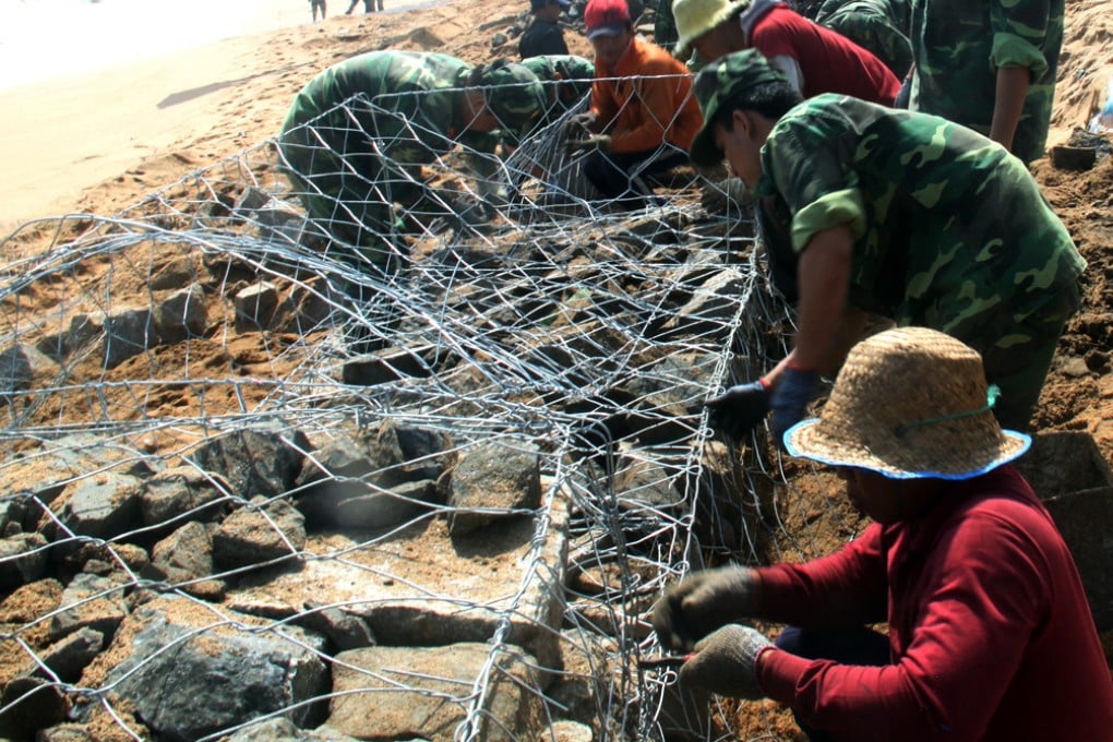 People reinforce a river bank ahead of super-typhoon Haiyan's hit in Phu Yen province, central Vietnam. Photo: Xinhua