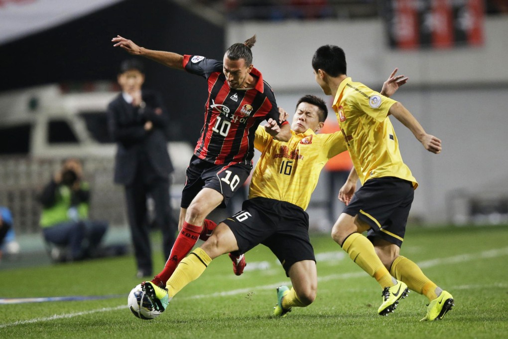 Dejan Damjanovic of South Korea's FC Seoul fights for the ball with Guangzhou Evergrande's Huang Bowen. Photo: AP
