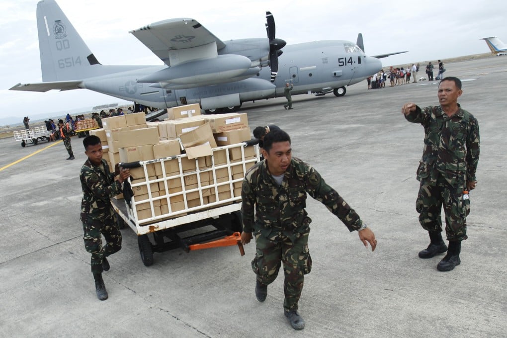Military personnel deliver aid supplies at the destroyed airport after super typhoon Haiyan battered Tacloban city. Photo: Reuters