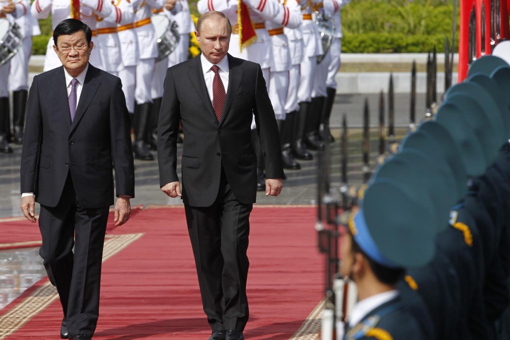Russian President Vladimir Putin reviews a guard of honour with Vietnam President Truong Tan Sang in Hanoi. Photo: Reuters