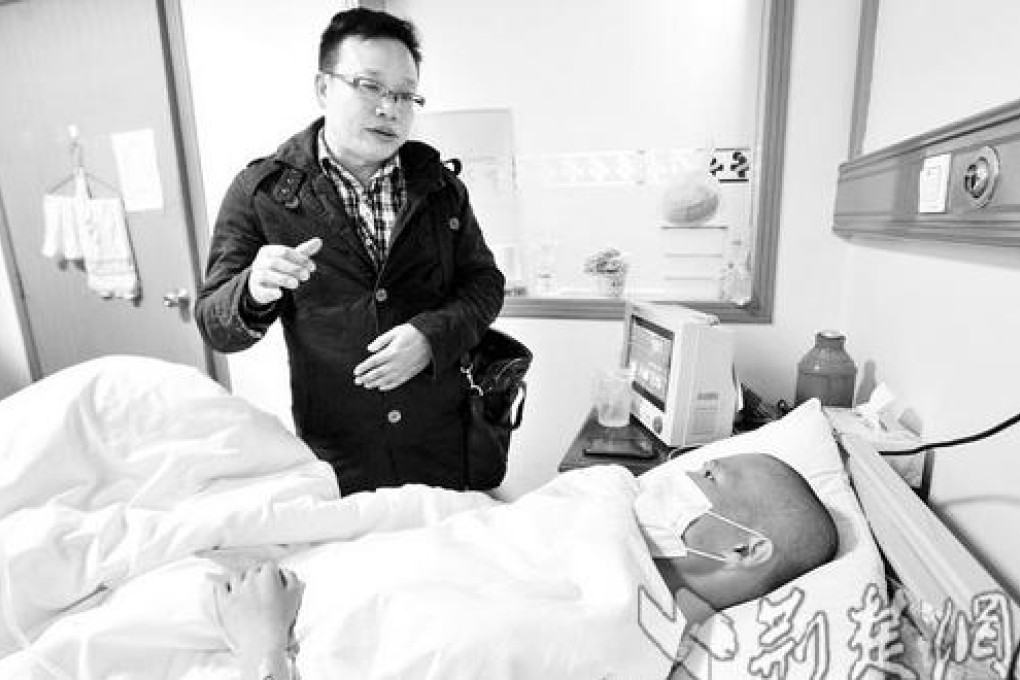 A representative from the Red Cross Society of China visits Zhang Qi in the hospital. Photo: Screenshot via cnhubei.com