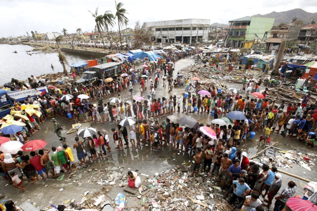 People queue for food and water in Tacloban city. Photo: Reuters