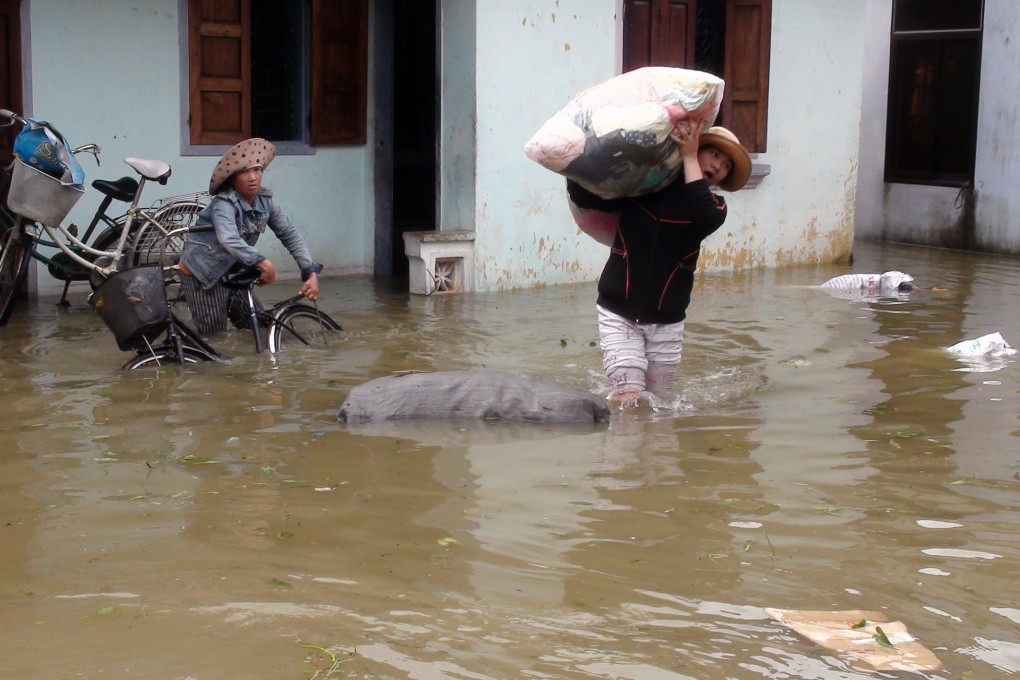 Evacuees escape floods in central Vietnam. Photo: Xinhua