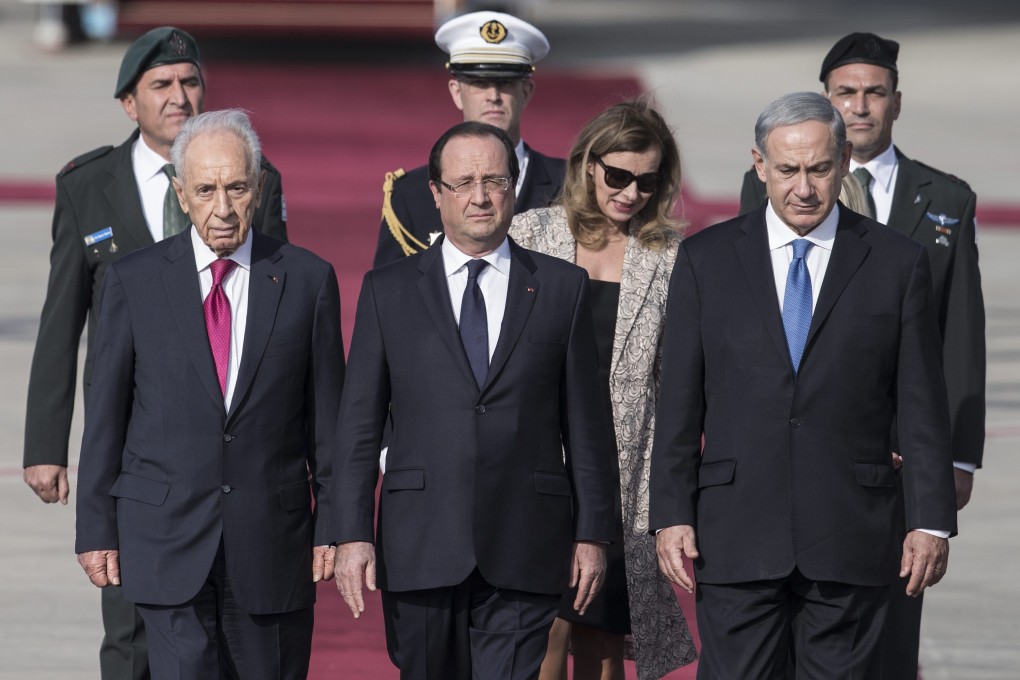 French President Francois Hollande (centre), Israeli Prime Minister Benjamin Netanyahu (right) and President Shimon Peres (left) walk during the welcoming ceremony at Ben Gurion airport, outside Tel Aviv, Israel. Photo: EPA