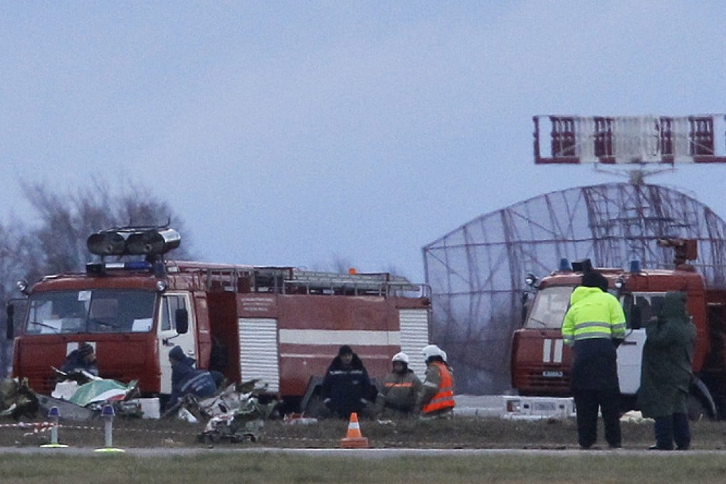 Investigators and Russian Emergencies Ministry members work at the site of a Tatarstan Airlines Boeing 737 crash at Kazan airport on Monday. Photo: Reuters