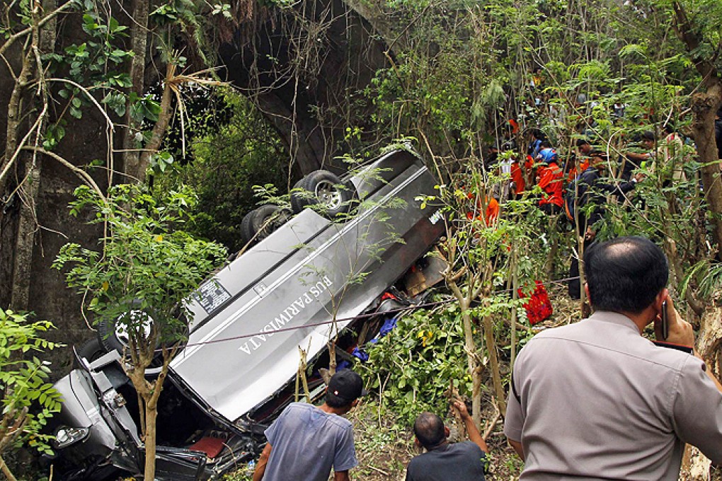 Rescue teams evacuate victims from the wreckage of a tourist bus that plunged into a ravine in Uluwatu on Indonesia's resort island of Bali on Monday. Photo: AFP