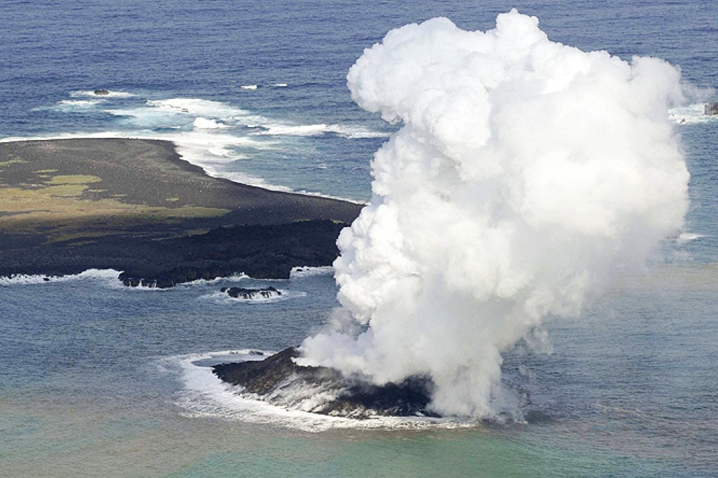 Smoke erupts from an undersea volcano as a new island forms off the coast of Nishinoshima, a small uninhabited island, in the southern Ogasawara chain. Photo: Reuters