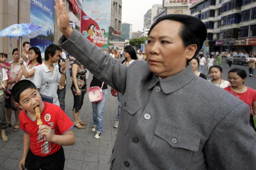 Chen Yan, a woman impersonator of Mao Zedong, waves to a crowd during a photocall in Mianyang , Sichuan .Photo: Reuters