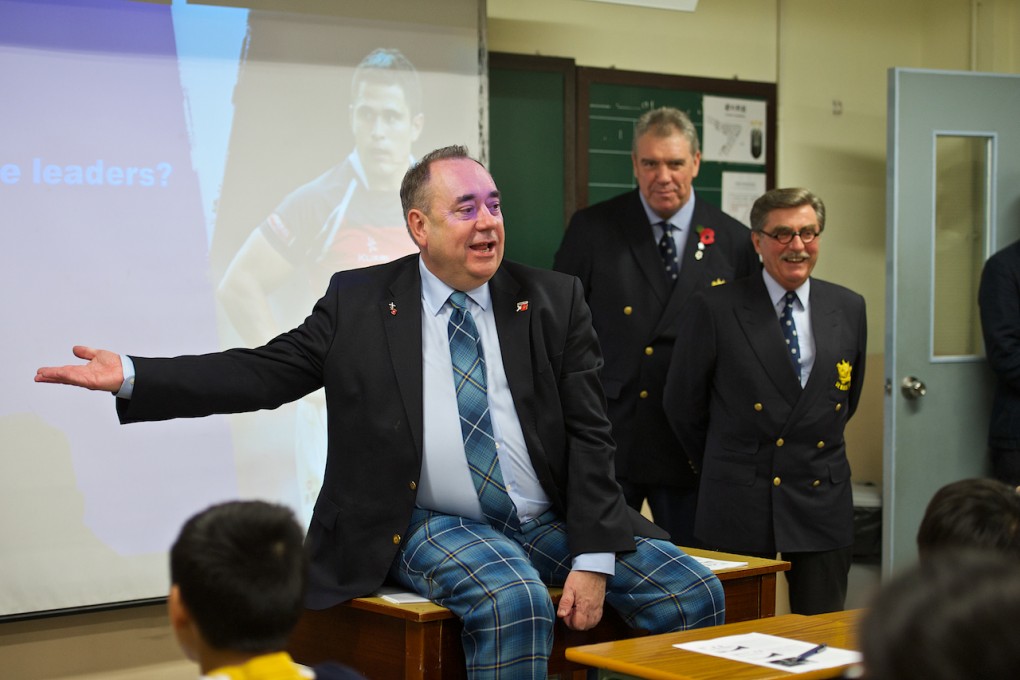 First Minister of Scotland Alex Salmond delivers an impromptu lesson for Confucius Hall Secondary School students, while HKRFU president Brian Stevenson (right) and chairman Trevor Gregory look on. Photo: HKRFU