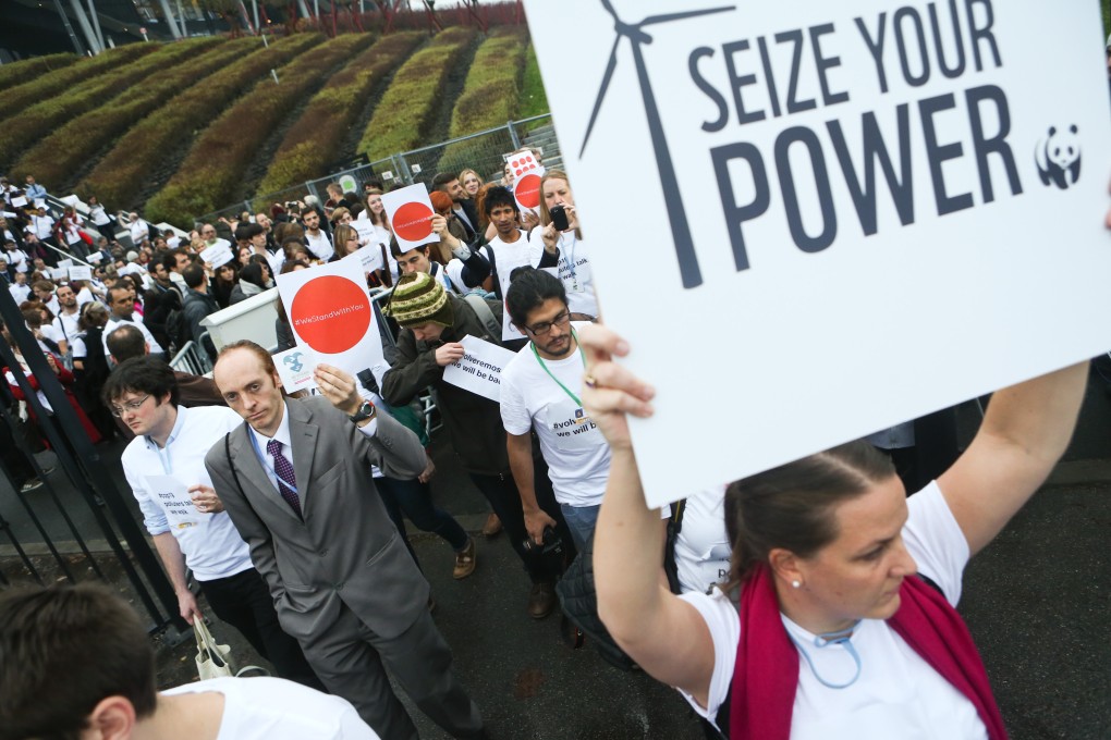 Activists walk out of the 2013 UN Climate Change Conference in Warsaw, Poland on Thursday. Photo: Xinhua