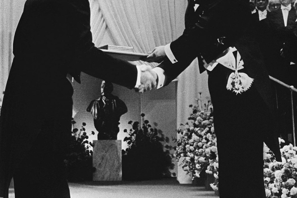 British biochemist Frederick Sanger (left) receives his second Nobel Prize for chemistry from Sweden's king in 1980. Photo: AFP