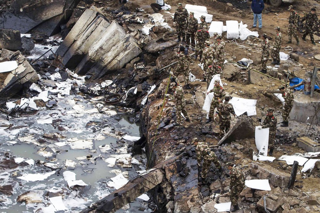 Two yellow-breasted buntings are pictured caught by a deadly net in a village in Zhejiang province on Nov. 1, 2009. Photo: Imaginechina