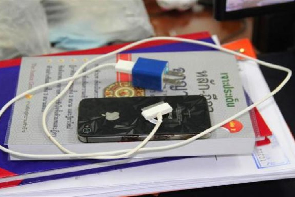A photograph of the charger - a blue model very different from Apple's standard white models. Photo: www.dailynews.co.th