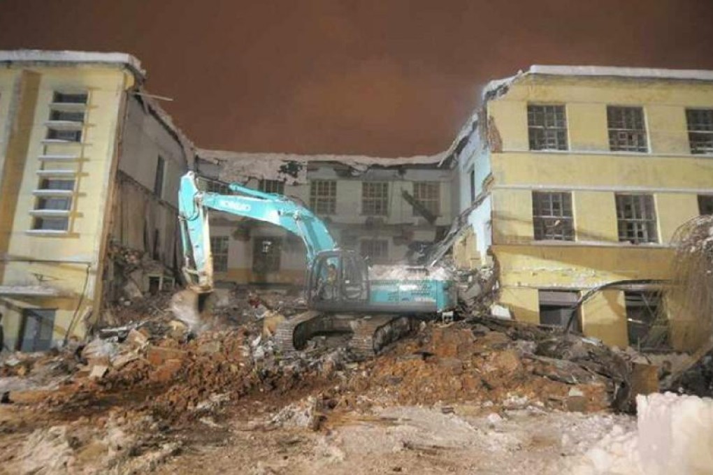 The collapsed roof of a factory in Mudanjiang city has claimed the lives of nine workers. Photo: Sina News