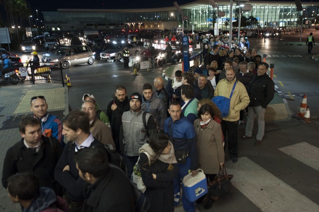 Pedestrians queue at the border crossing between Gibraltar and Spain. Photo: Xinhua