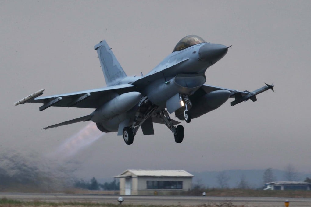 A KF-16 fighter takes off from an air force base during a military drill in Seosan, South Korea. Photo: EPA.