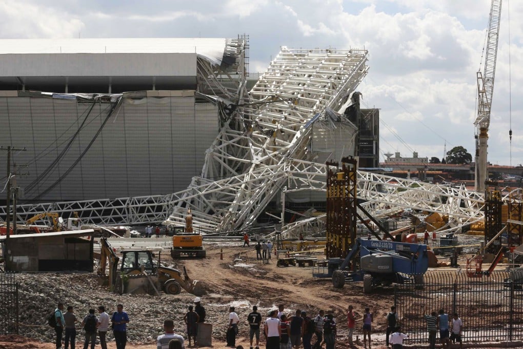 A collapsed crane at the site of the Arena Sao Paulo stadium, known as "Itaquerao". Photo: Reuters
