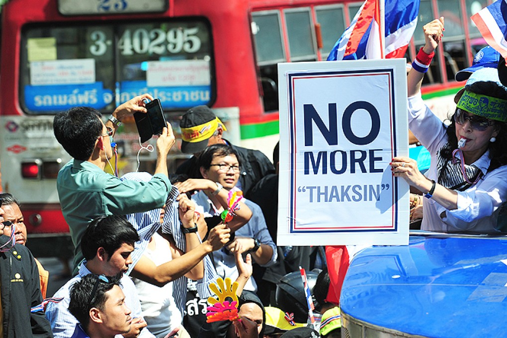 Anti-government protesters rally outside the headquarters of Prime Minister Yingluck Shinawatra's ruling Pheu Thai Party in Bangkok, Thailand, on Friday. Photo: Xinhua