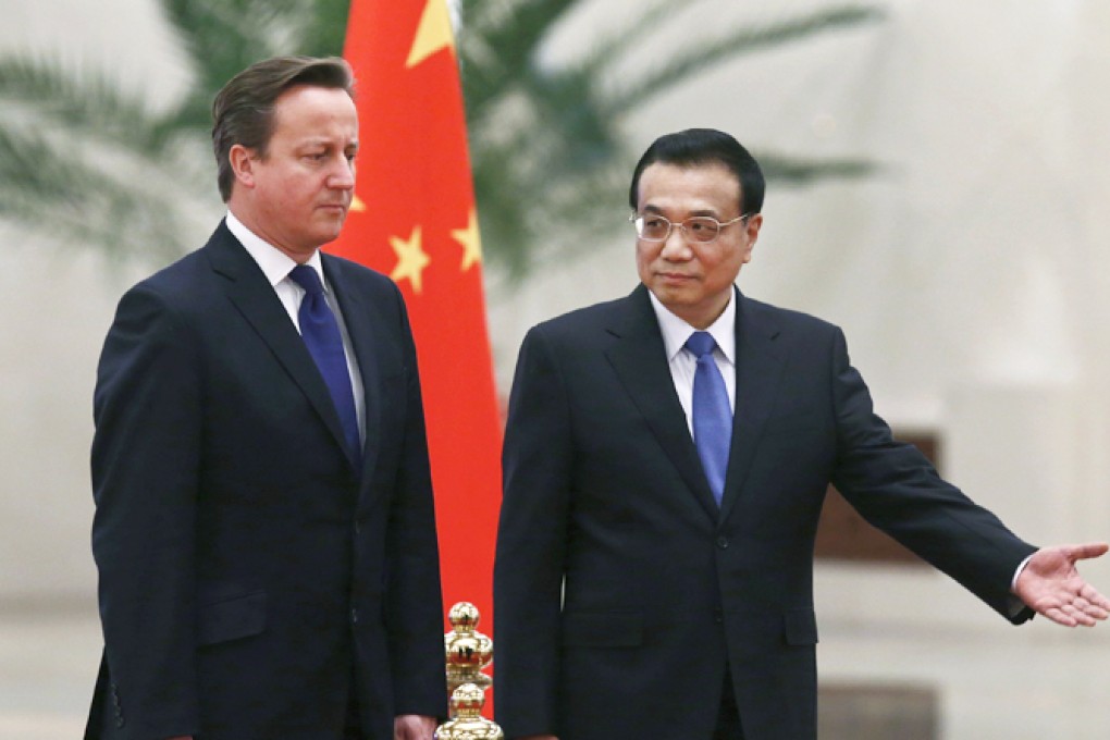 Chinese Premier Li Keqiang, right, shows the way for British Prime Minister David Cameron during an official welcoming ceremony at the Great Hall of the People in Beijing December 2, 2013. Photo: Reuters