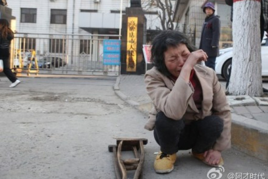 Mother Xia Fengge outside the Gaobeidian People's Court on Monday. Screenshot via Sina Weibo.