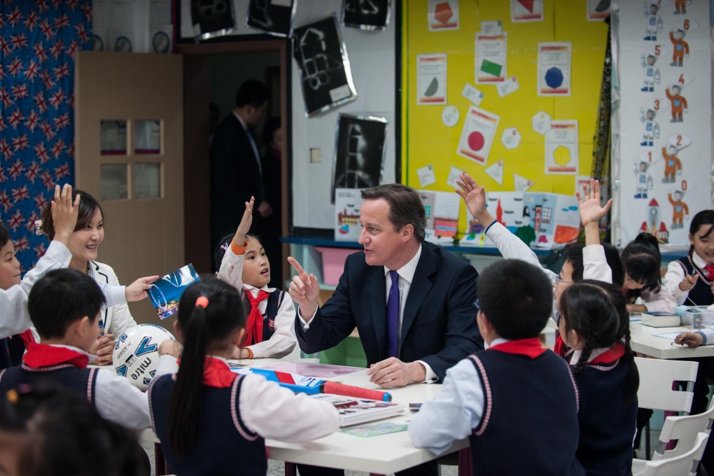 David Cameron speaks with children at a primary school in Chengdu, Sichuan province. Photo: Xinhua