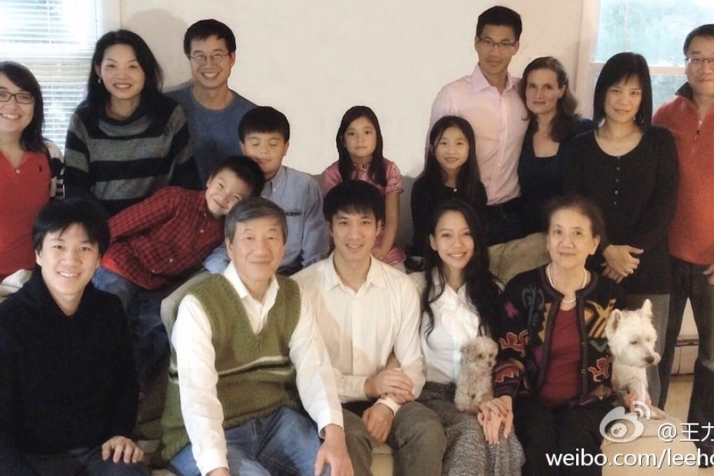 Wang Lee-hom and his wfie Lee Jinglei, centre, in family Thanksgiving photo he posted on Weibo on November 30