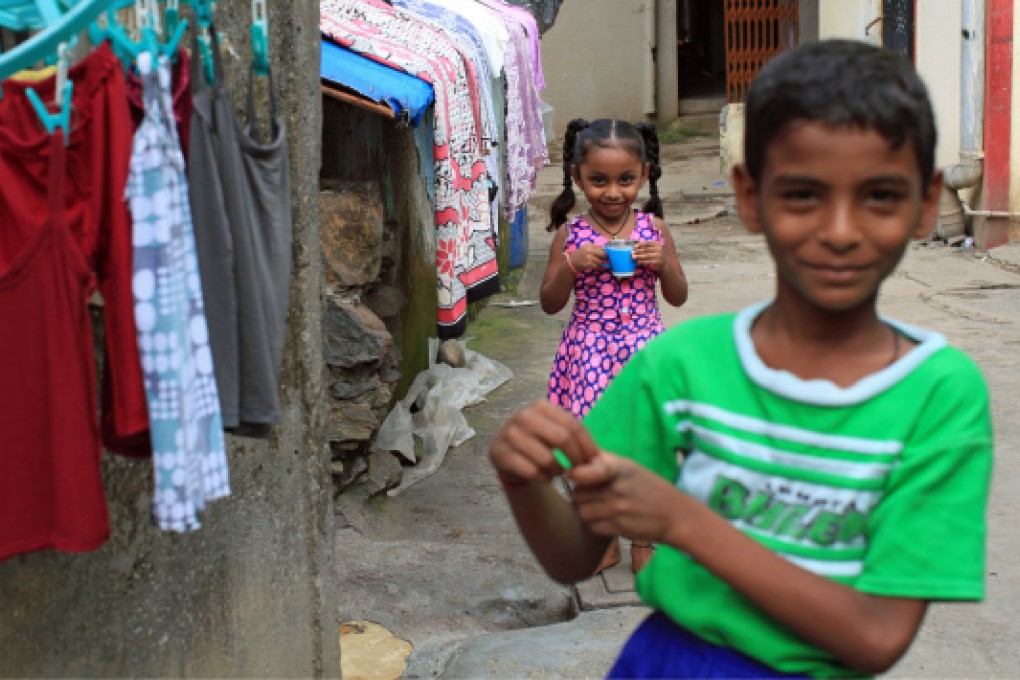 Children playing on Juhu street. Photos: Shiraz Randeria
