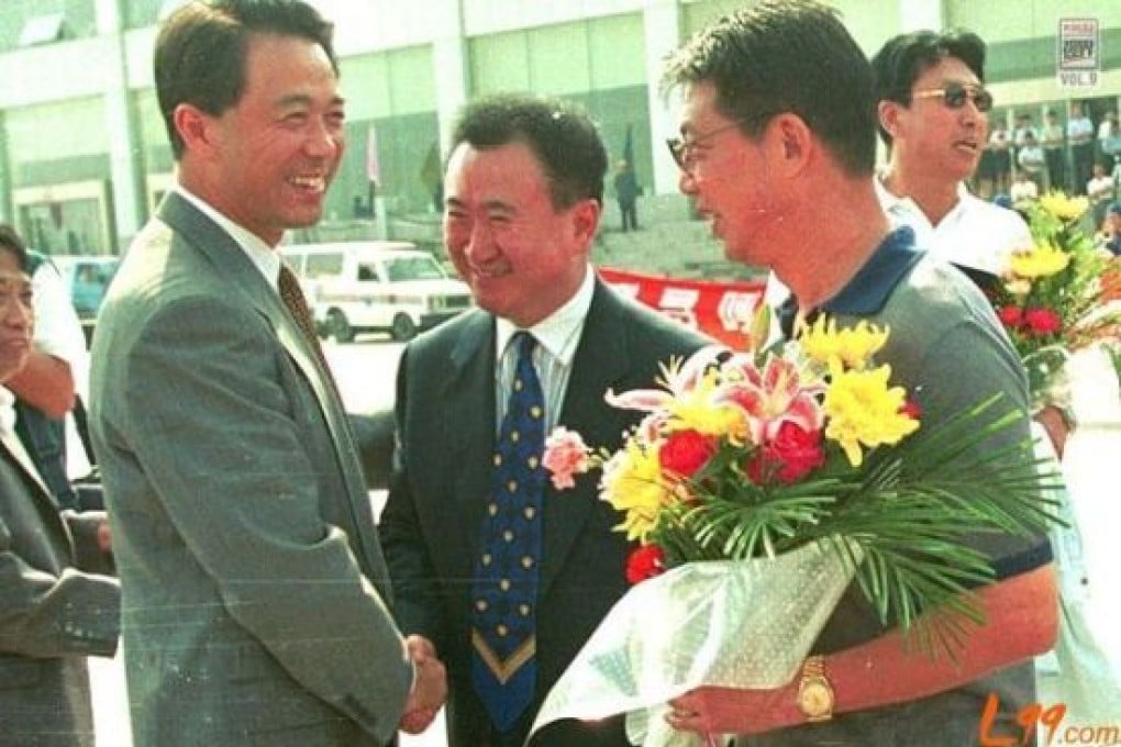 Bo Xilai (left) congratulates Wang Jianlin (centre) and coach Xu Genbao (right) on Wanda football club's championship win in 1998.