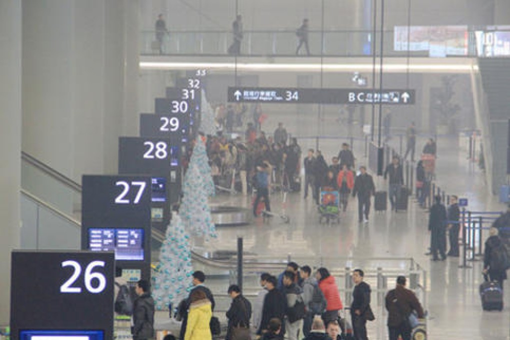 Heavy smog seeps into Shanghai Hongqiao International Airport.