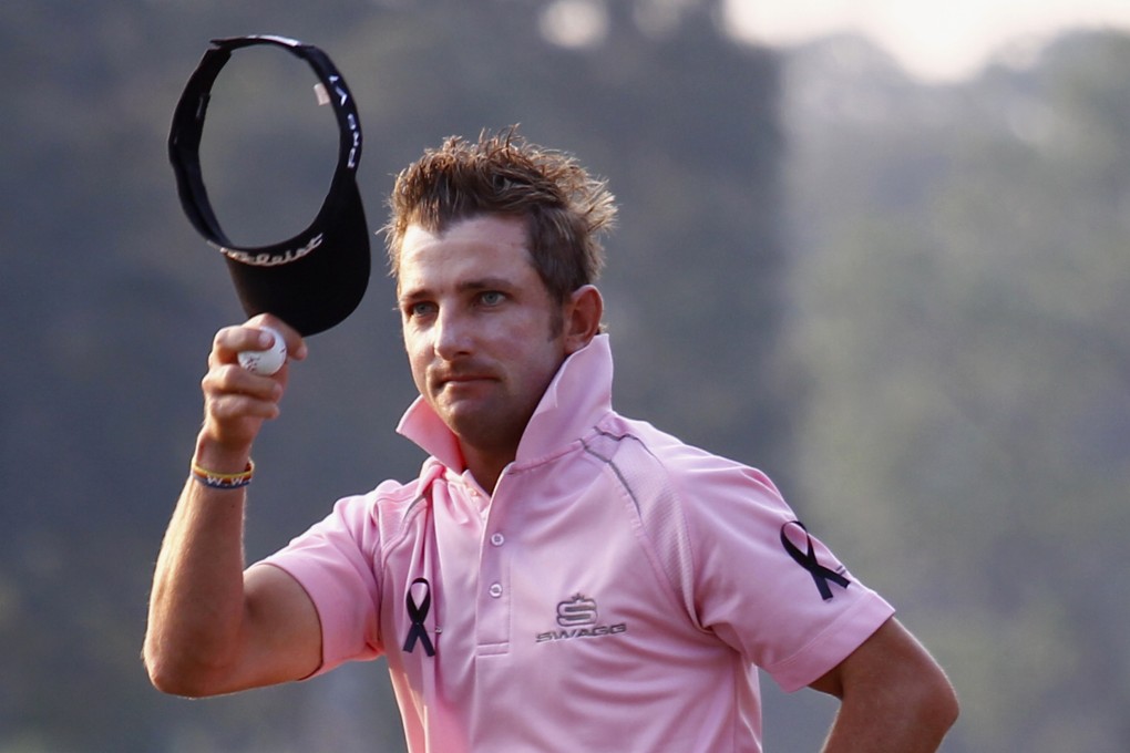 South Africa's Jbe Kruger, wearing black ribbons in memory of Nelson Mandela, acknowledges the crowd after taking the lead in the Hong Kong Open. Photo: Reuters