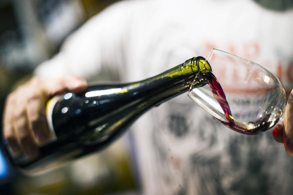 People enjoy Beaujolais Nouveau in Paris, France. Photo: Xinhua