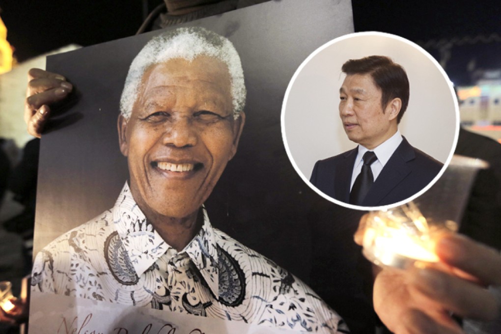 Chinese Vice President Li Yuanchao, right, extends his condolence for former South African President Nelson Mandela to Bheki Winston Joshua Langa, South African Ambassador to China, at the South African Embassy in Beijing. Photo: Reuters, Xinhua