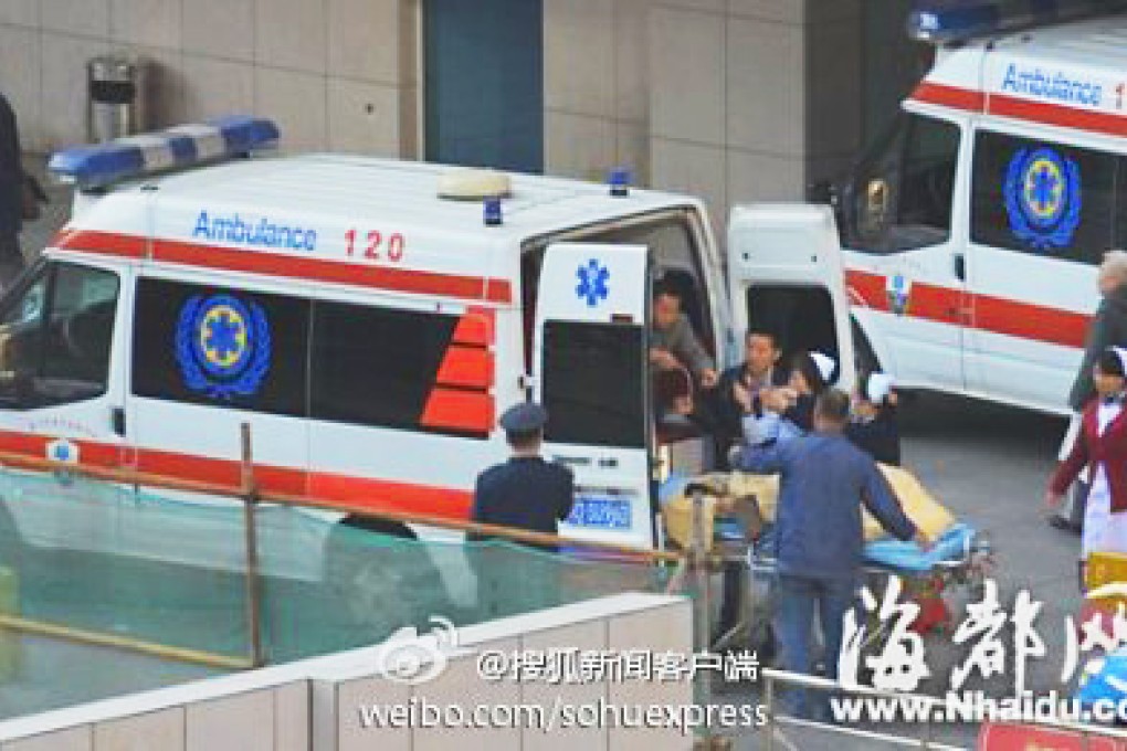 The man was detained after hijacking an ambulance to get his unwell girlfriend to hospital. Screenshot via Sina Weibo